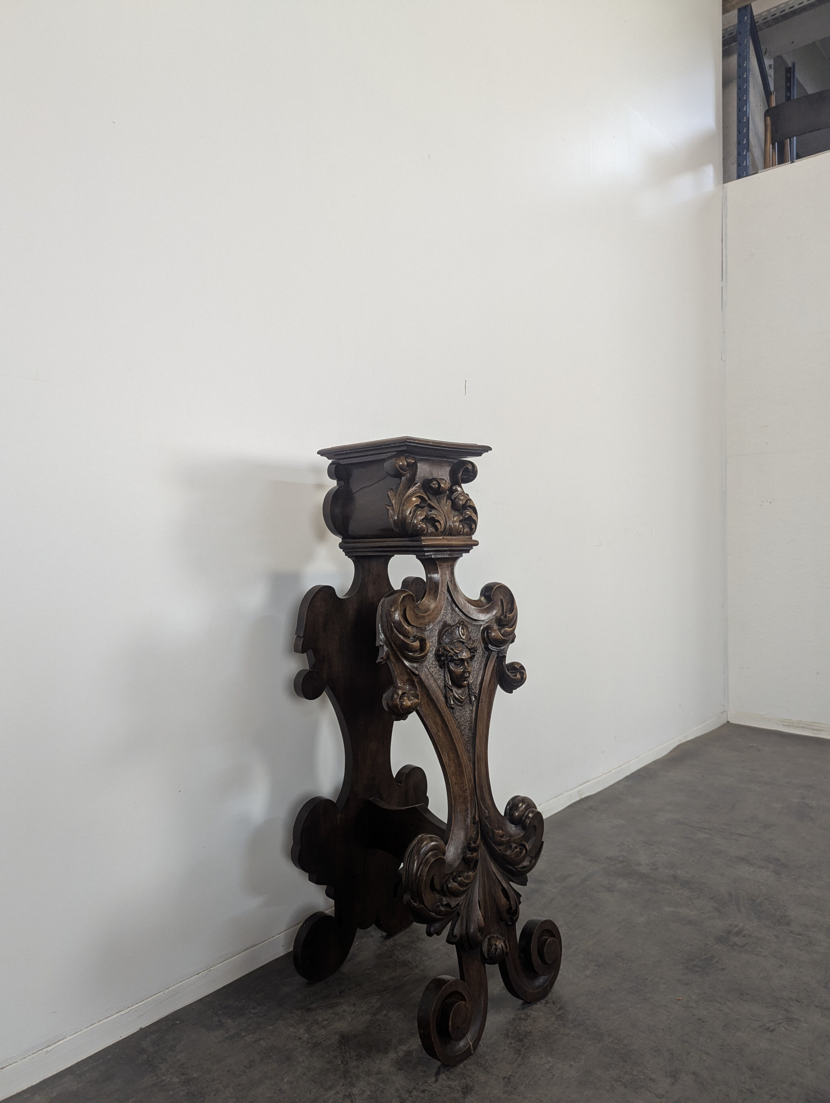 Selette de style Renaissance en noyer