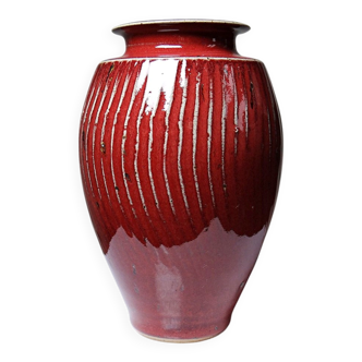 Glazed stoneware vase in oxblood with ribs, workshop work from the 20th century.