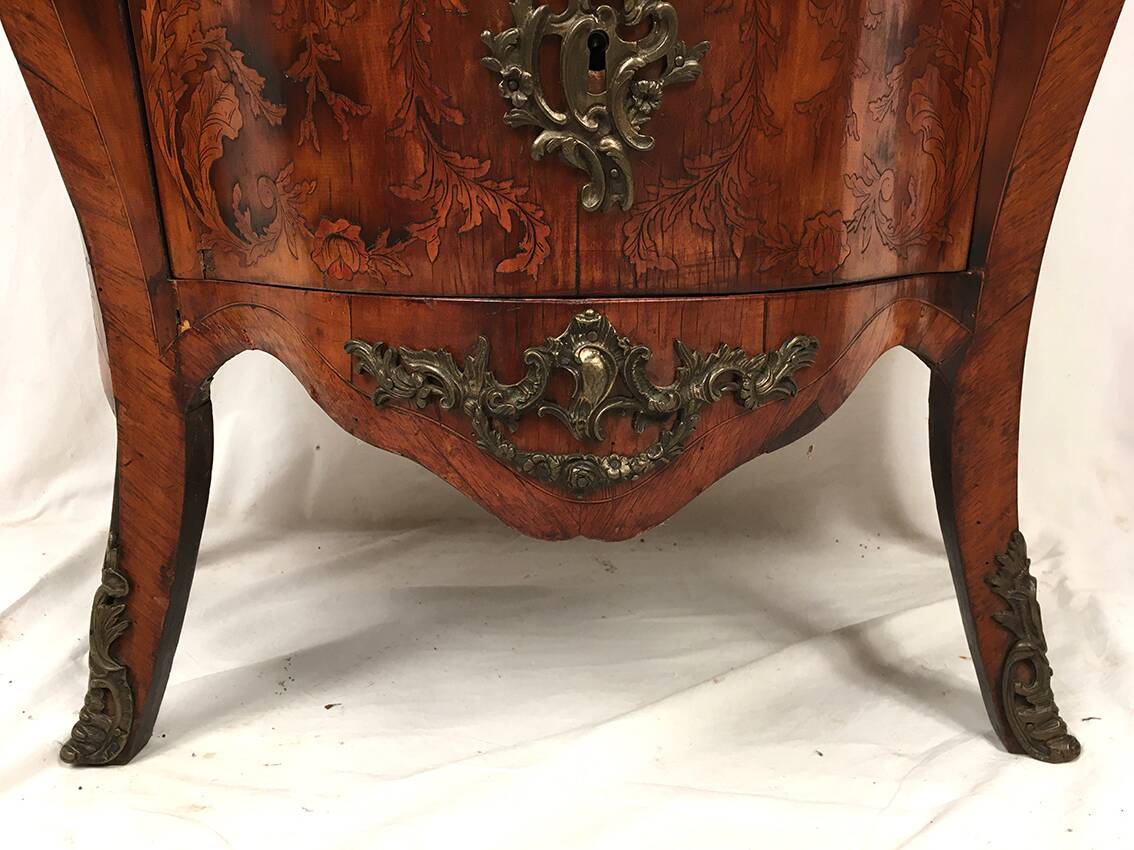 Louis XV style chest of drawers, richly inlaid, animated front and side. 19th century