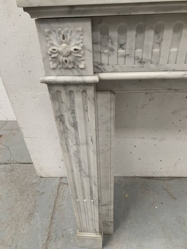 Cheminée De Style Louis XVI En Marbre Blanc Veiné De Carrare XIX Siècle