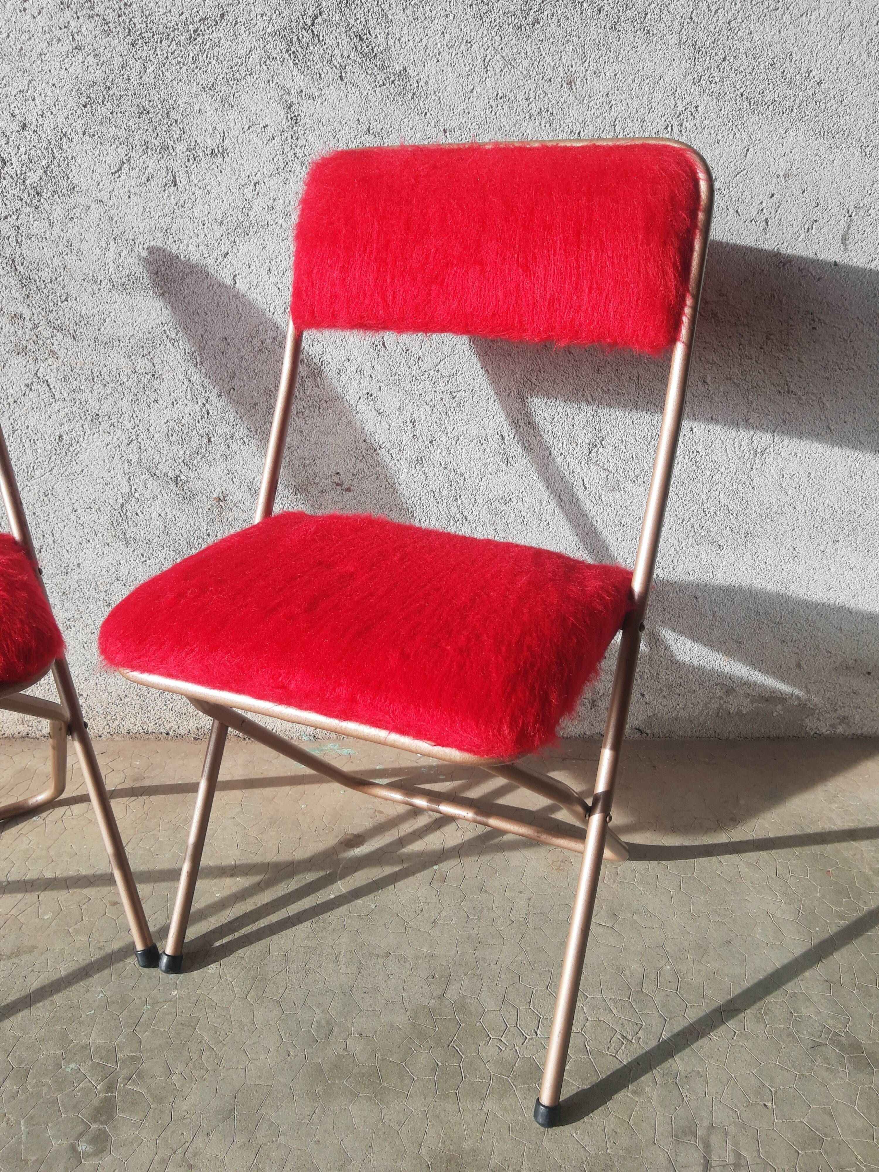 Pair of folding chairs in vintage red moumoute
