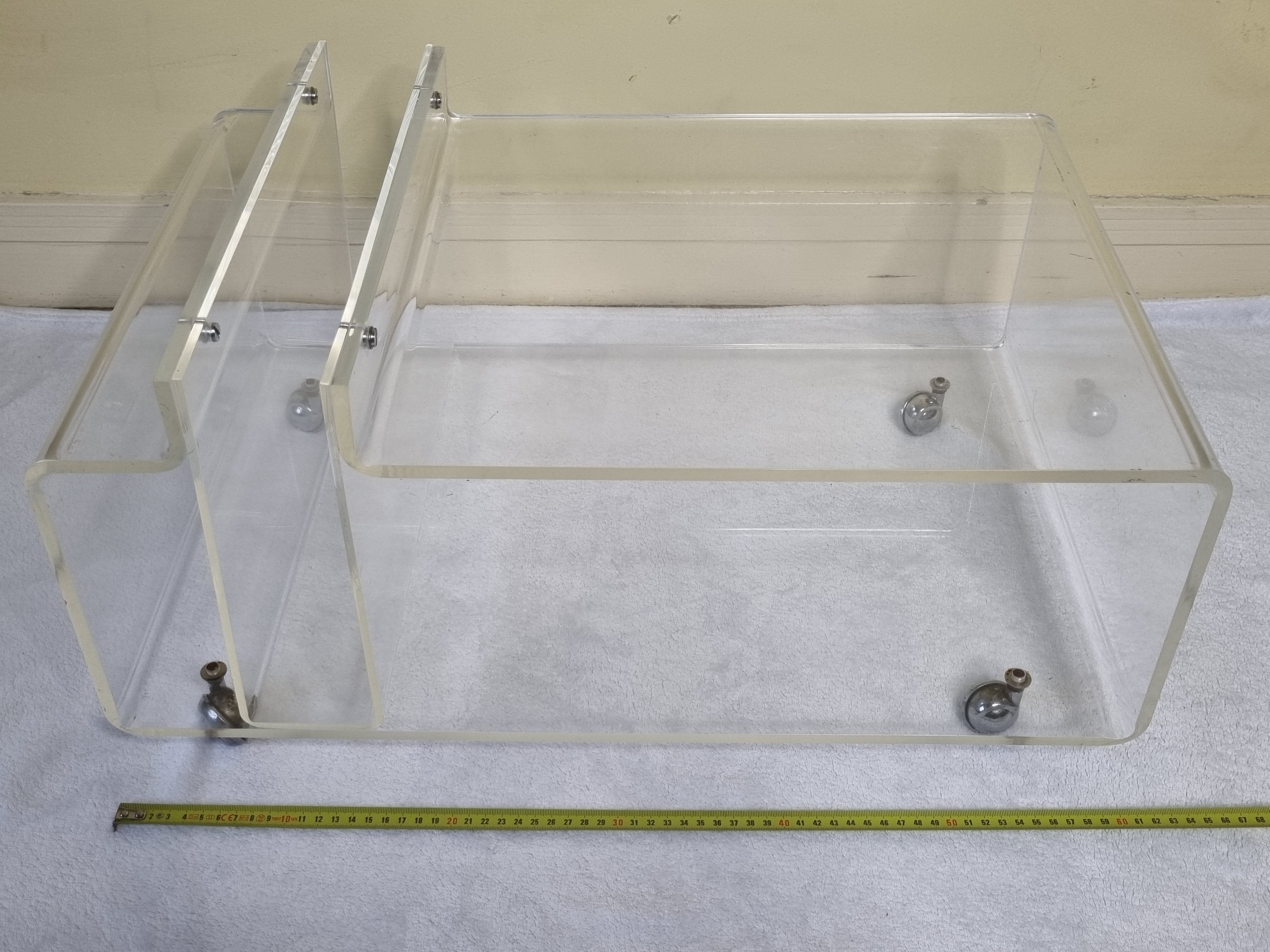Table basse et porte revue en plexiglas vintage, années 70