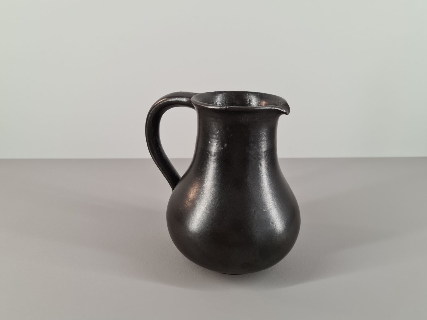Modernist pitcher in black ceramic 50s