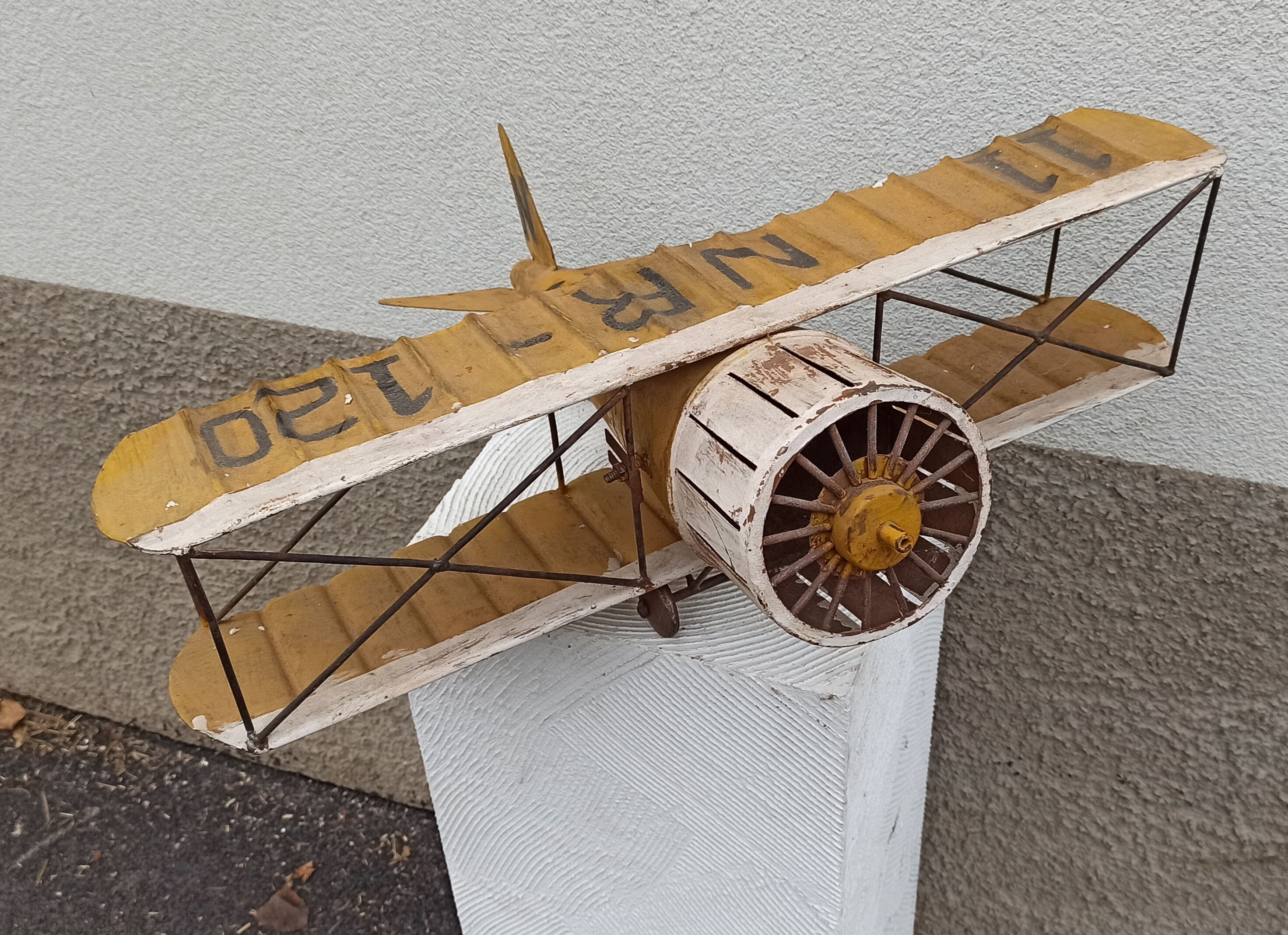 Avion miniature en métal