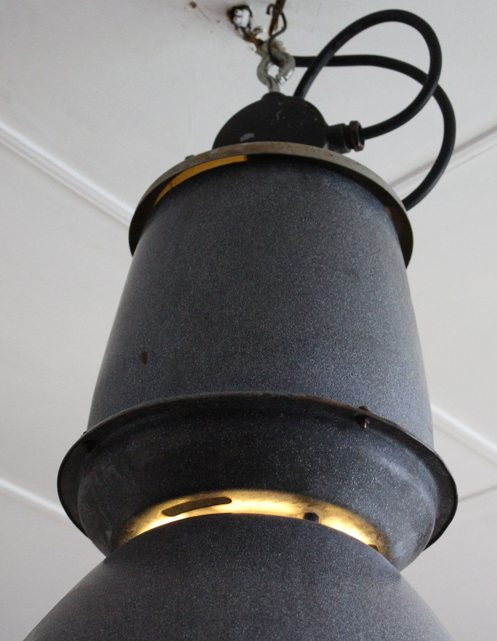 Suspension industrielle en email