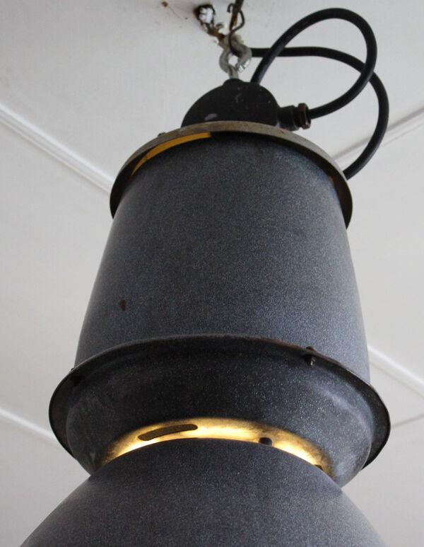 Suspension industrielle en email