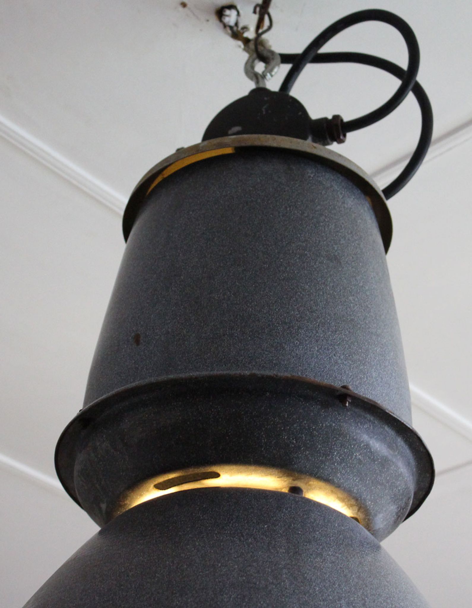 Suspension industrielle en email