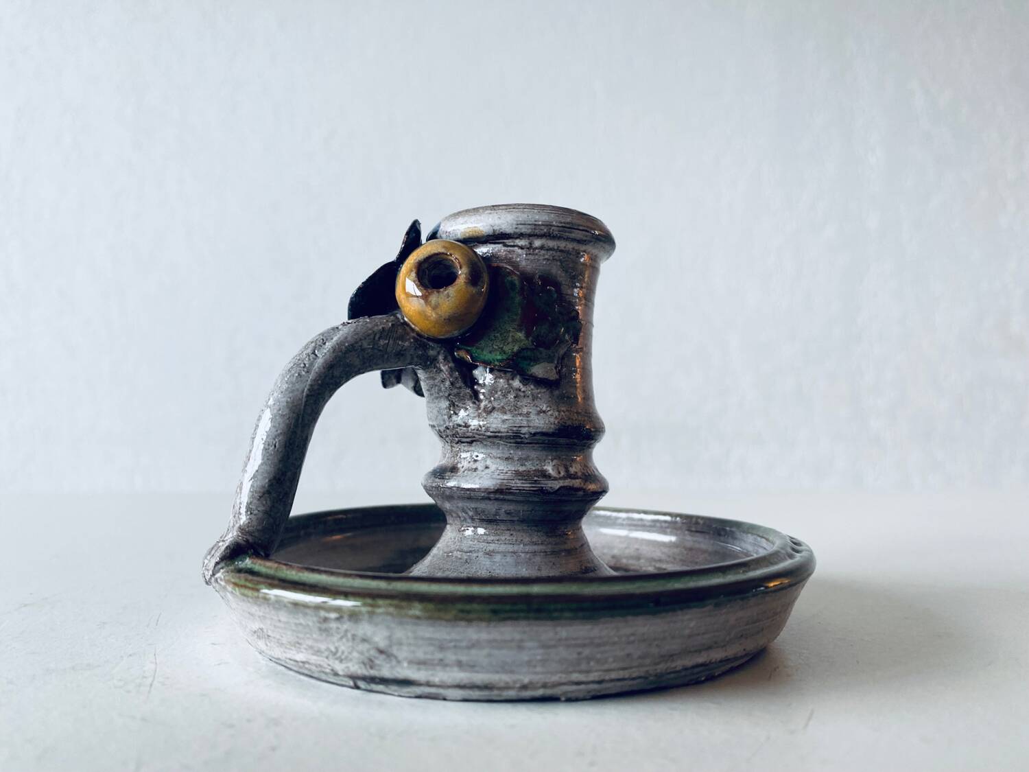 Ceramic candle holder with flower decor