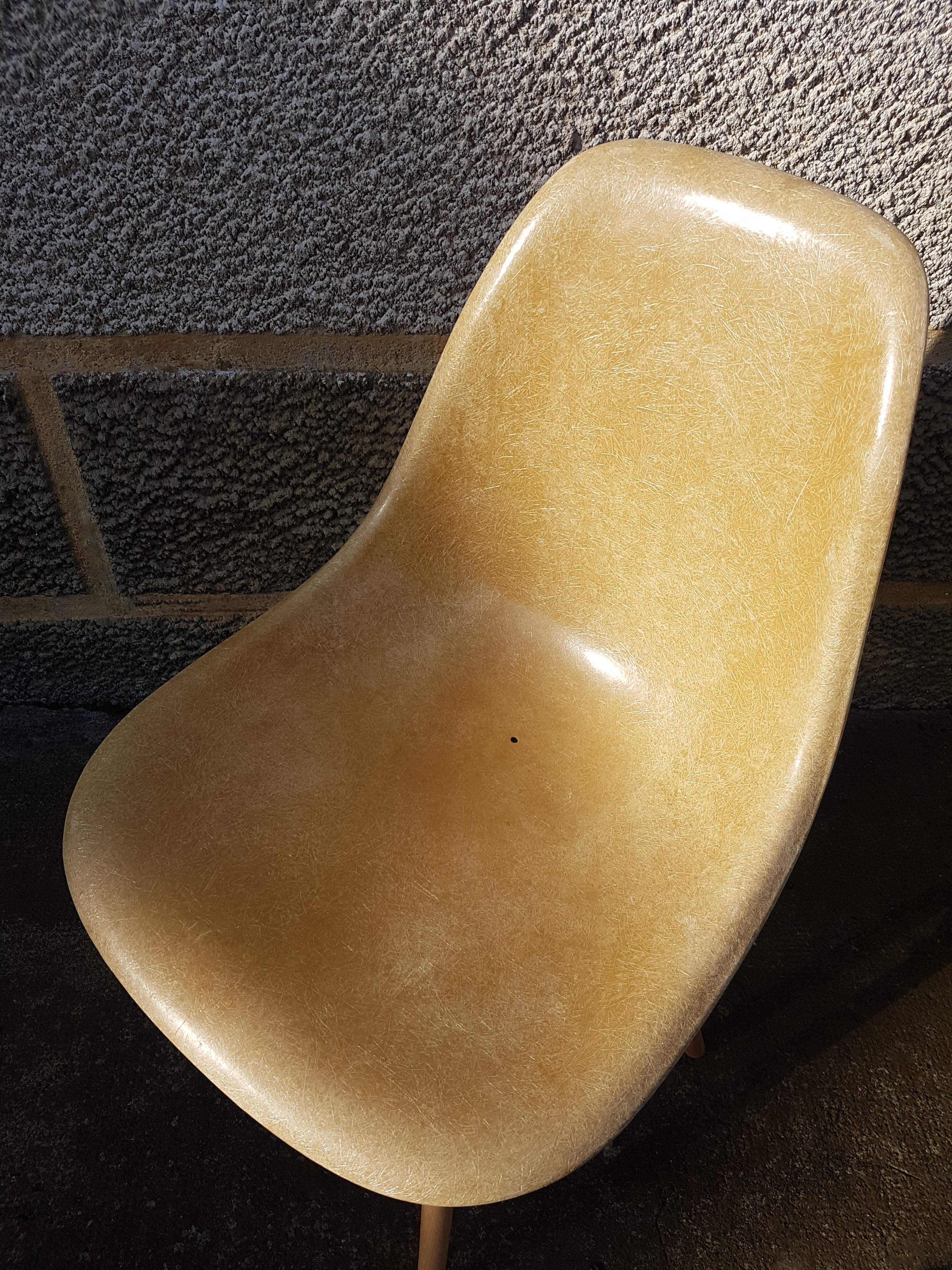 Chaise DSW ochre light par Charles et Ray Eames pour Herman Miller