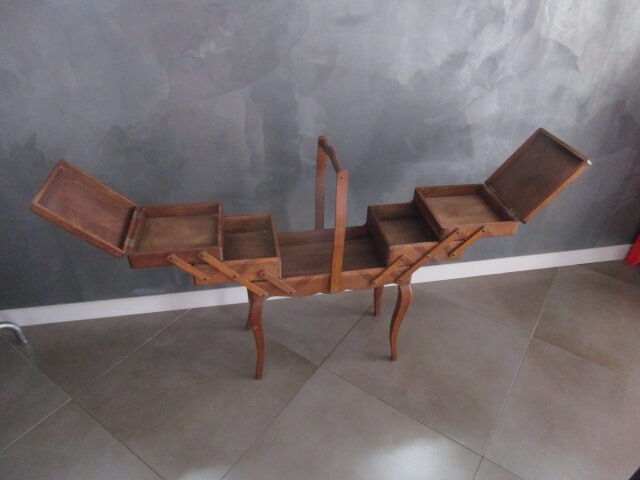 Travailleuse sur pied ancienne en bois