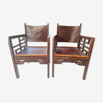 Paire ancienne chaises asiatique chinoise en bois avec assise en cuir