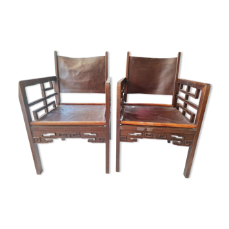 Paire ancienne chaises asiatique chinoise en bois avec assise en cuir