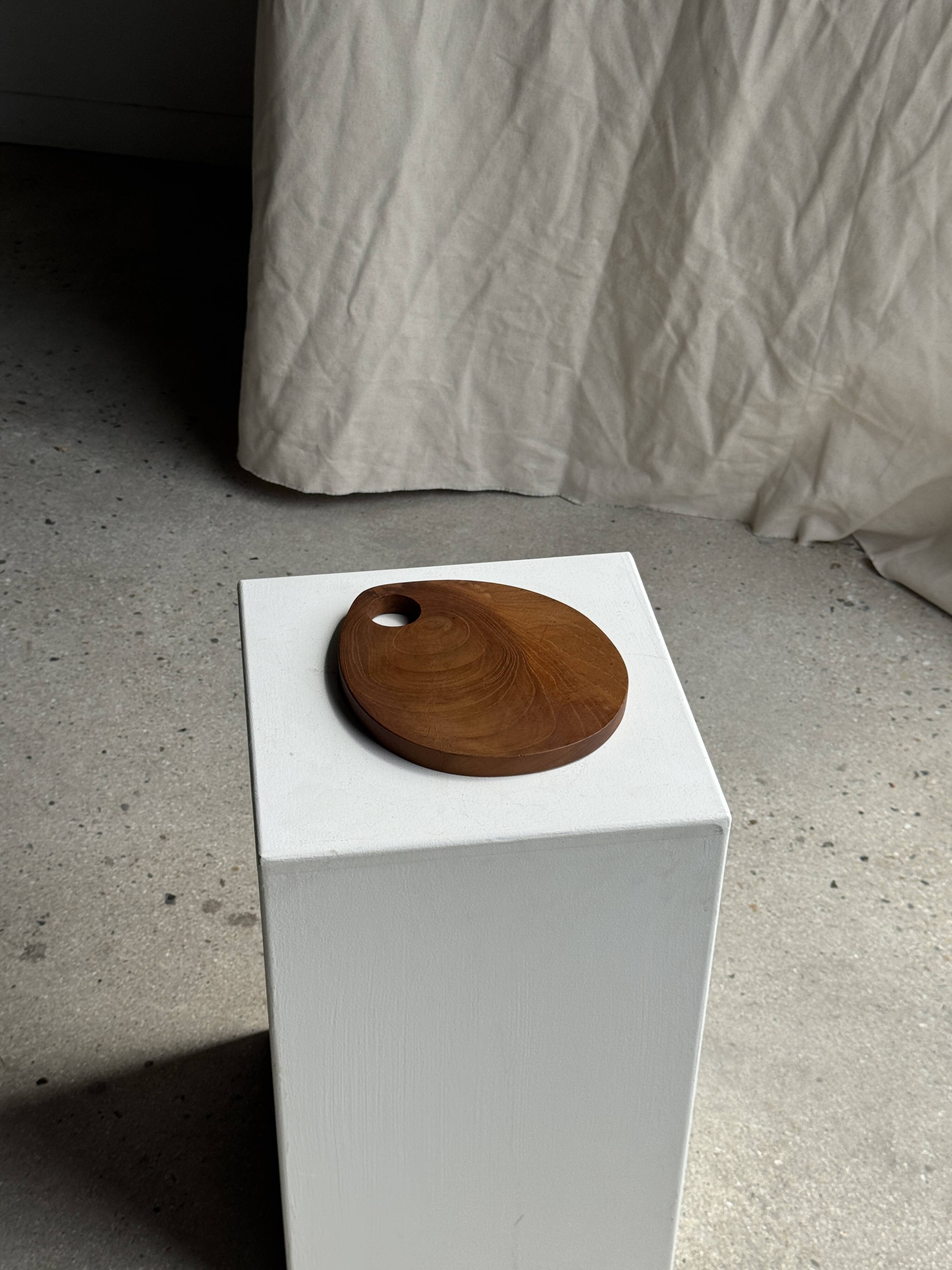 Small circular teak monoxyle cutting board with handle 22 x 13.