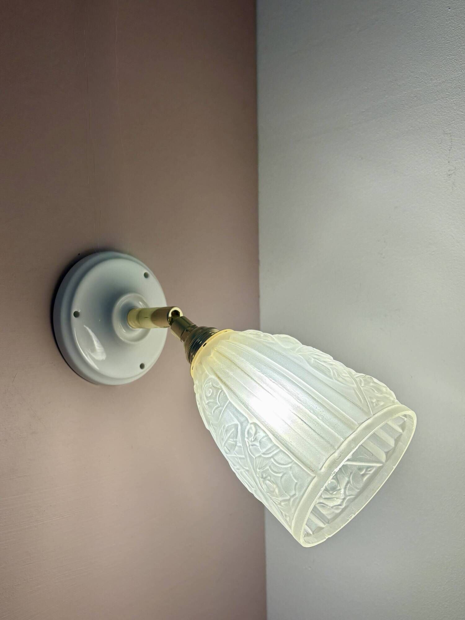 Vintage art deco tulip wall light in frosted glass, rose decorations