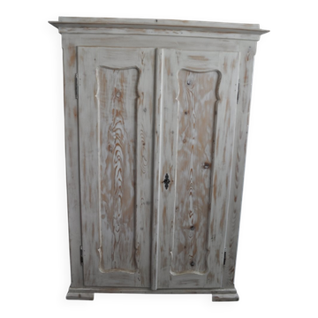 Armoire en bois massif patiné, peinte en crème double, style romantique des années 1920.