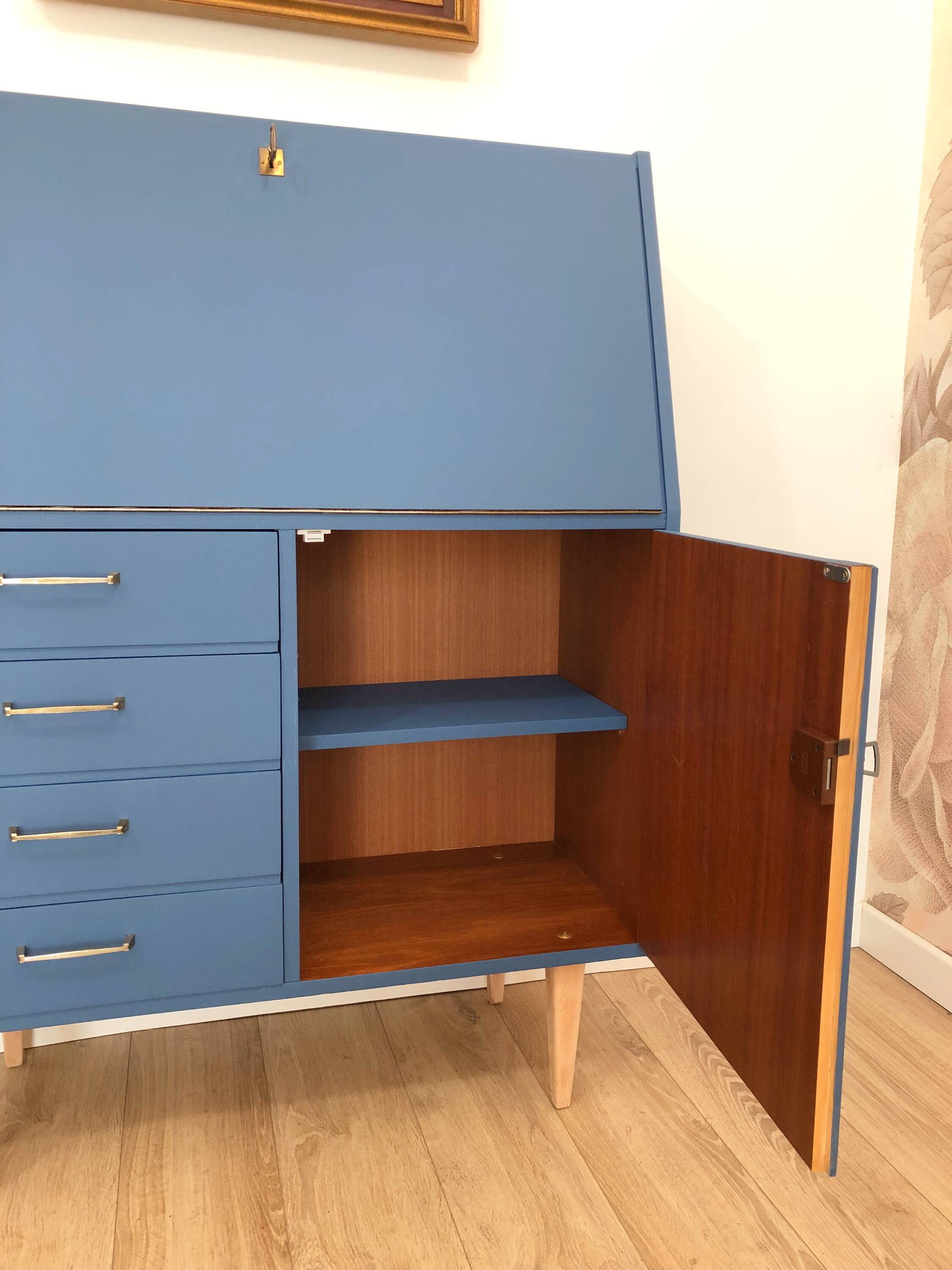 70s Secretary, Seram Blue