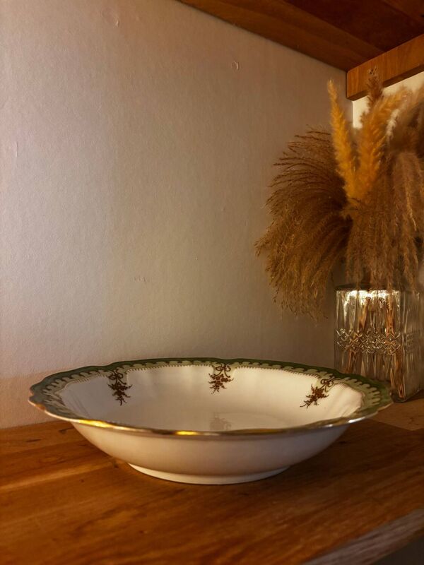 Plat creux de service vert à dorures porcelaine de Limoges