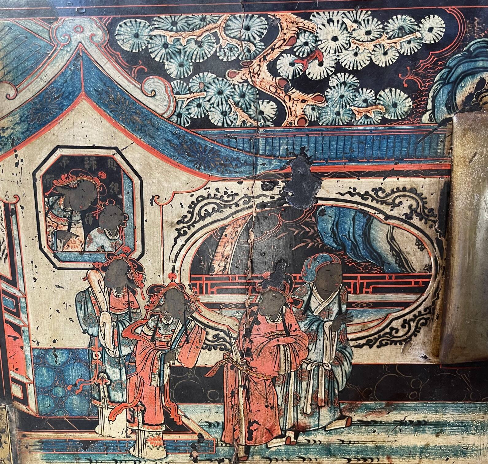 Ancient chinese chest with 2 doors