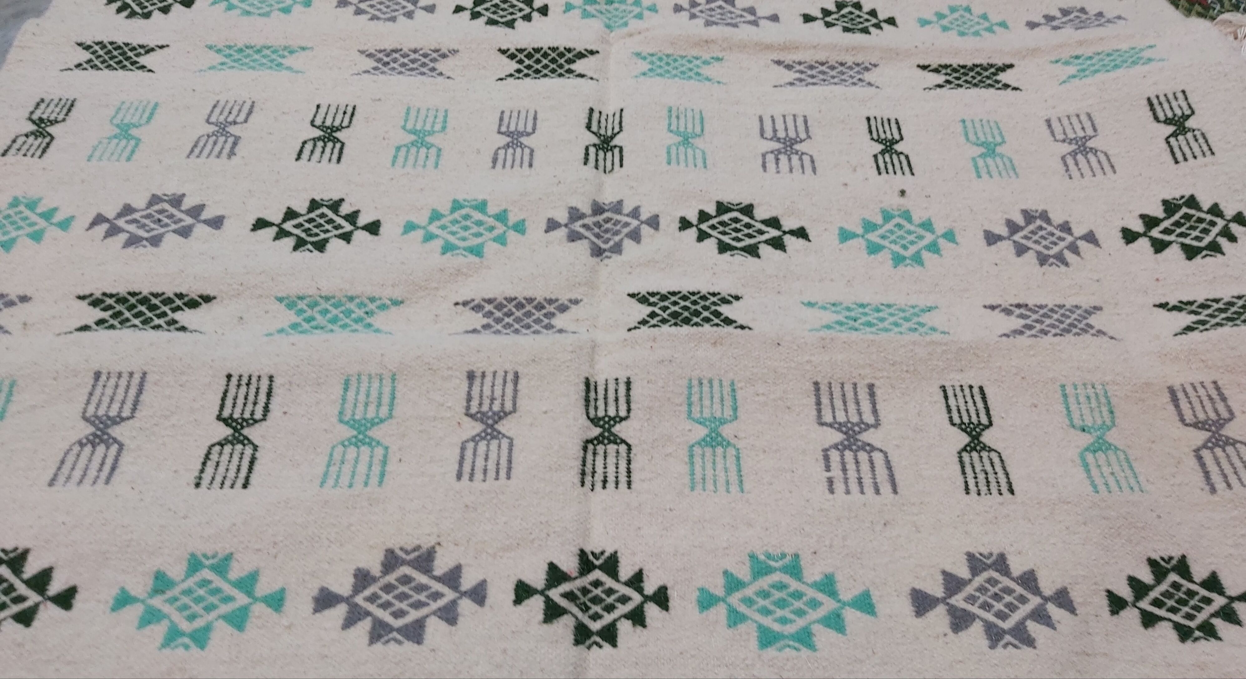 Traditional handmade white carpet 190x145cm