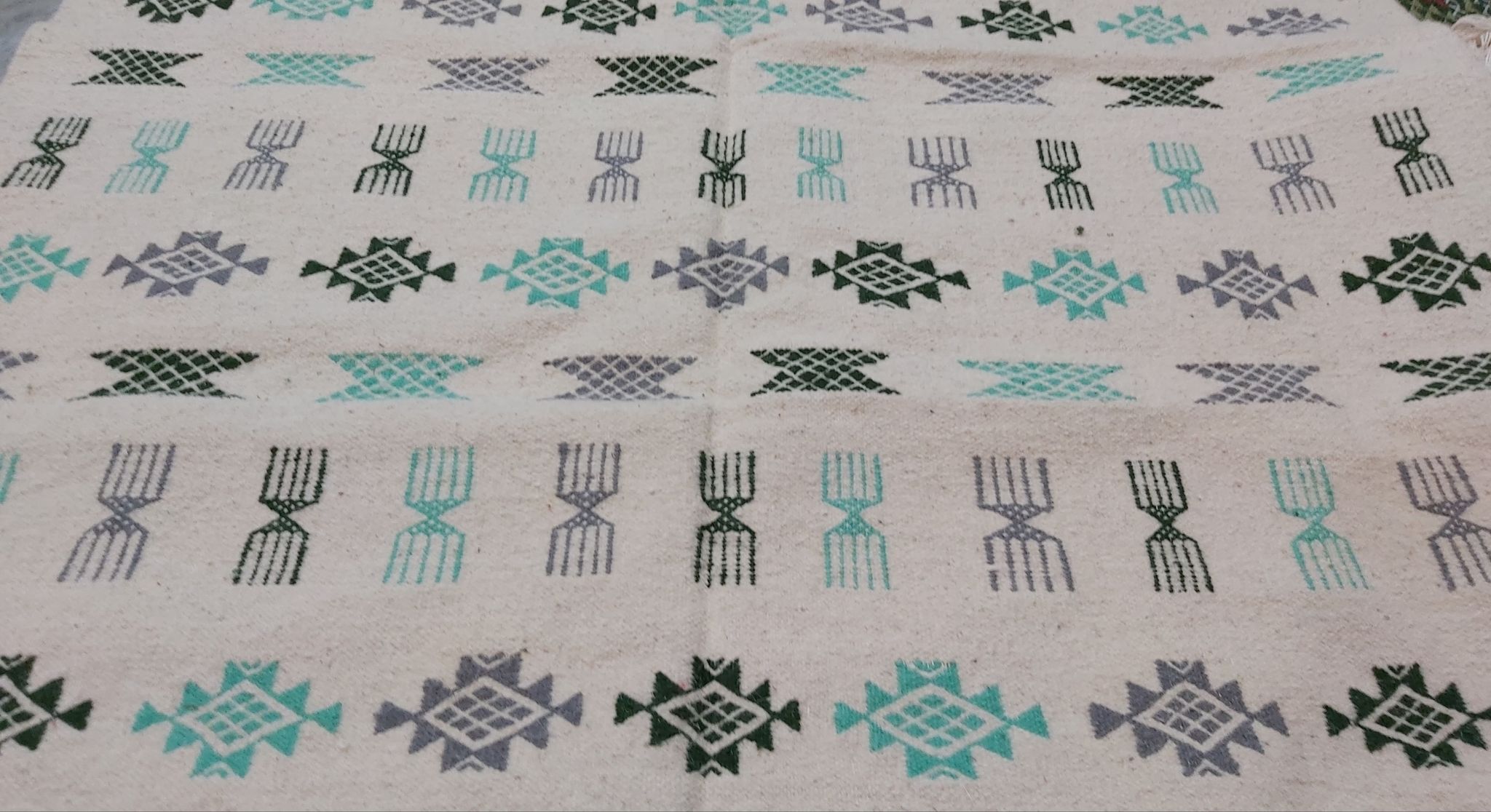Traditional handmade white carpet 190x145cm