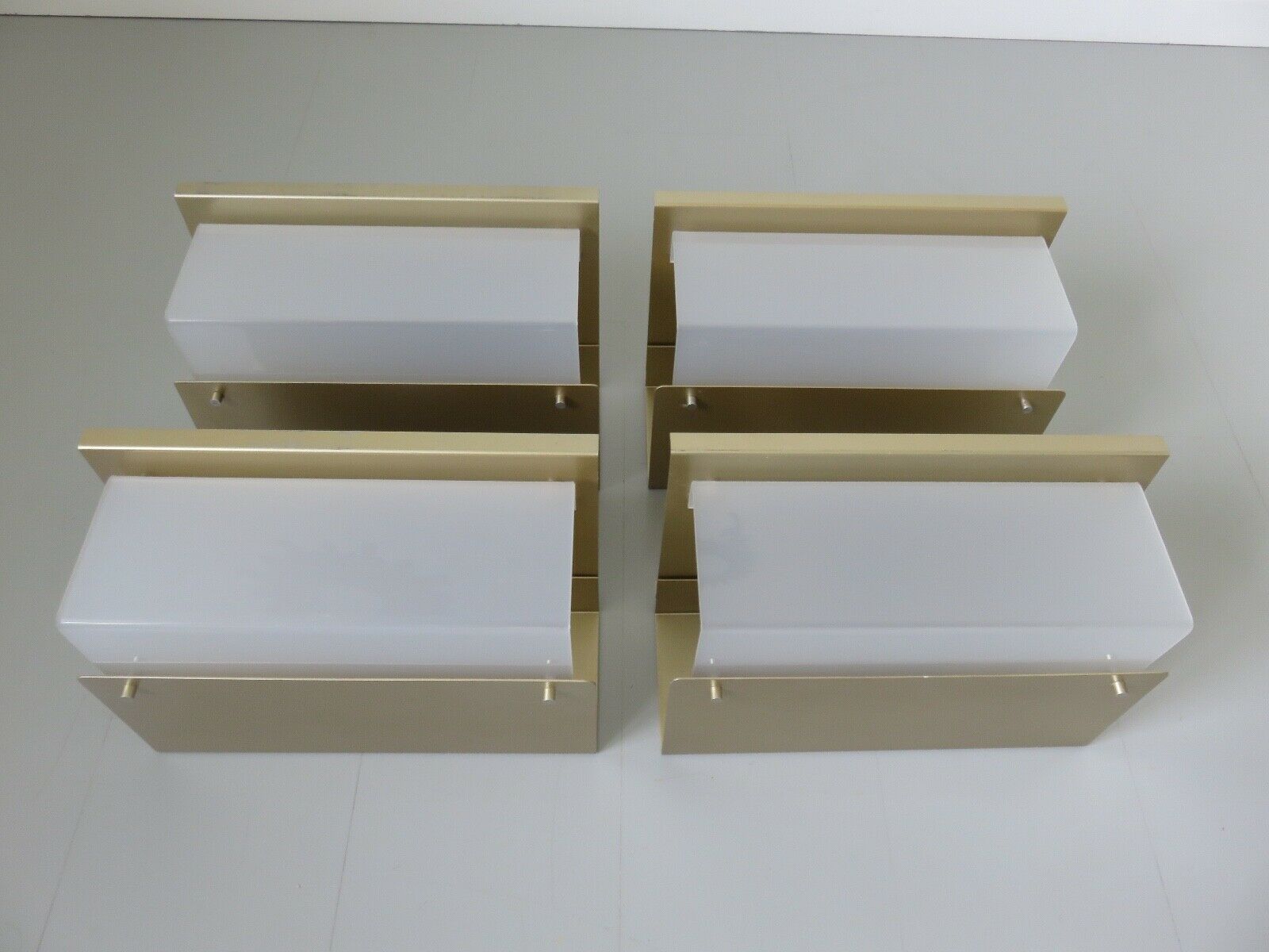 Paire d'appliques " bandeau " en métal doré et perspex années 60