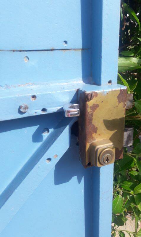 Porte portail H205xL103 ancienne en fer cintrée avec boite aux lettres