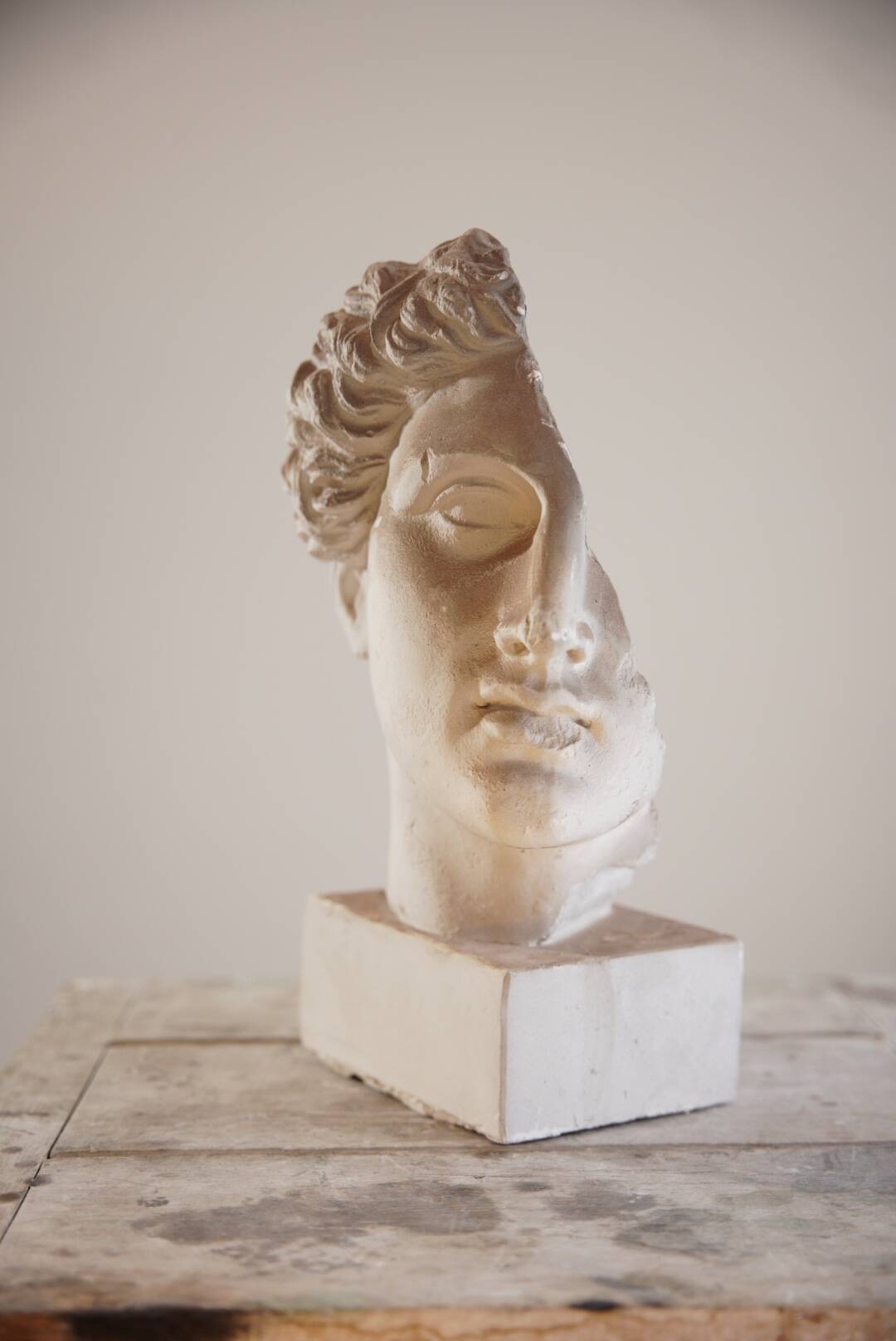Tête de femme antique en plâtre
