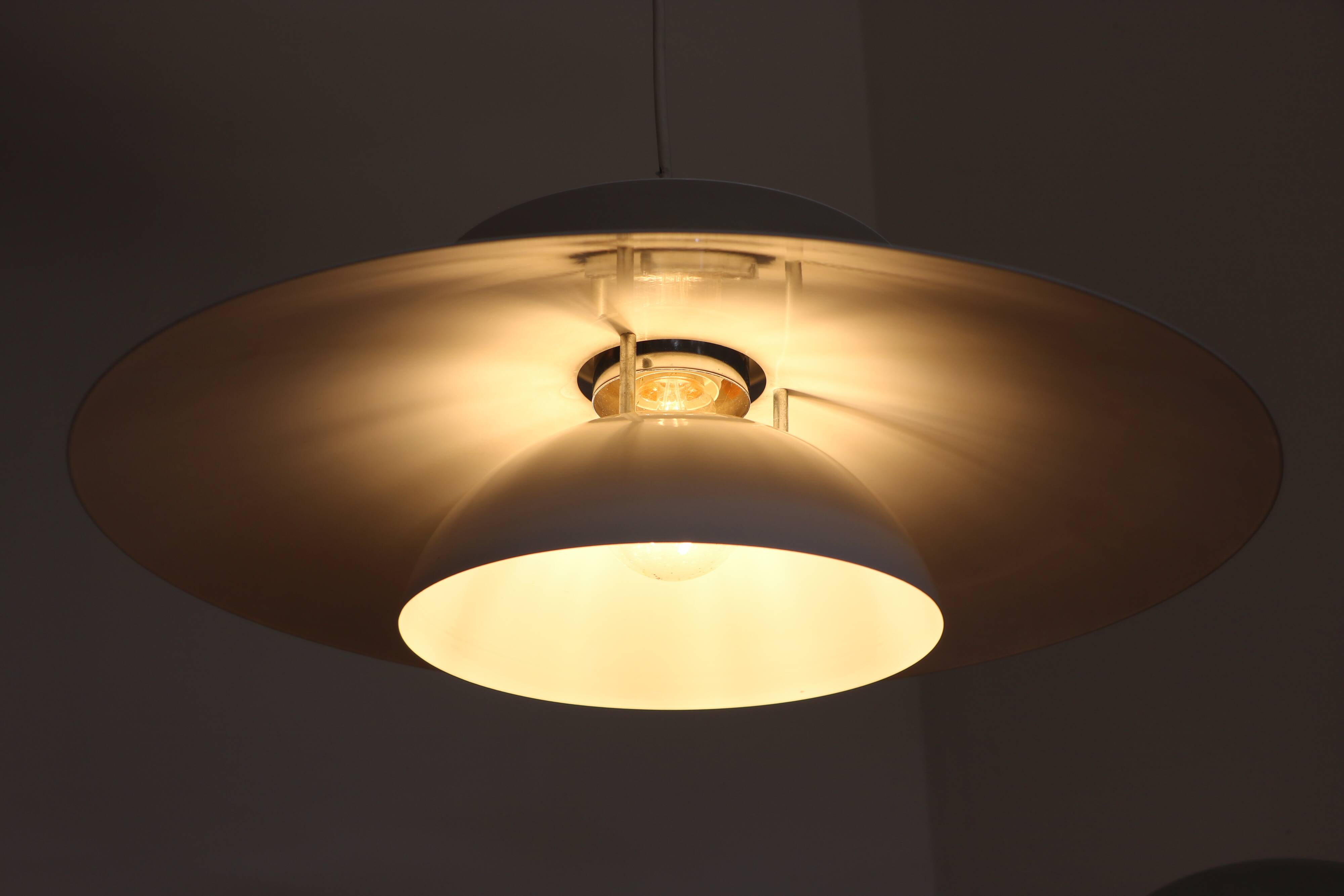 Suspension scandinave en métal blanc