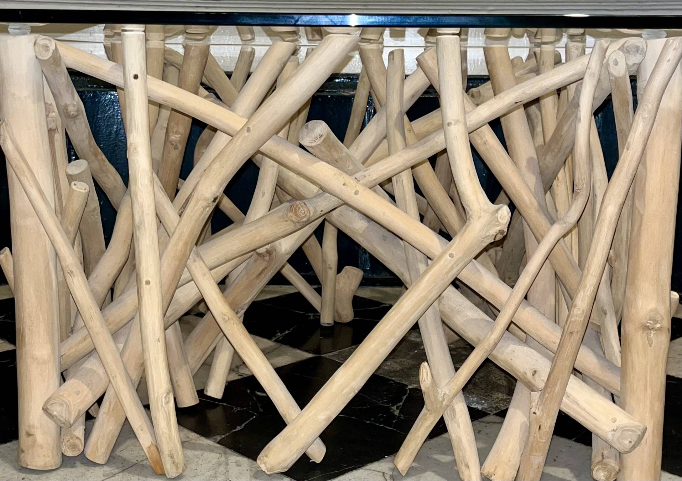 Table basse sculptural bois et verre