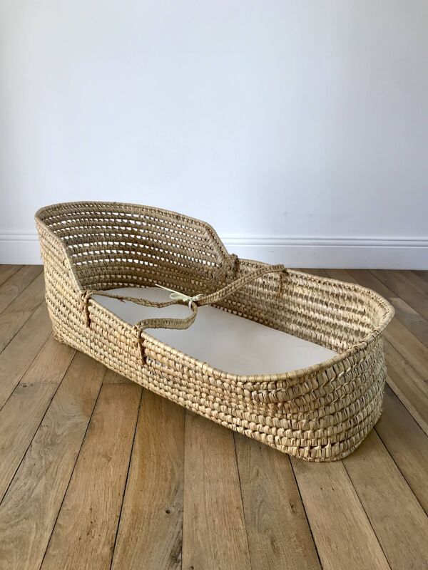 Berceau / couffin amovible en osier sur roulettes en bambou années 1950