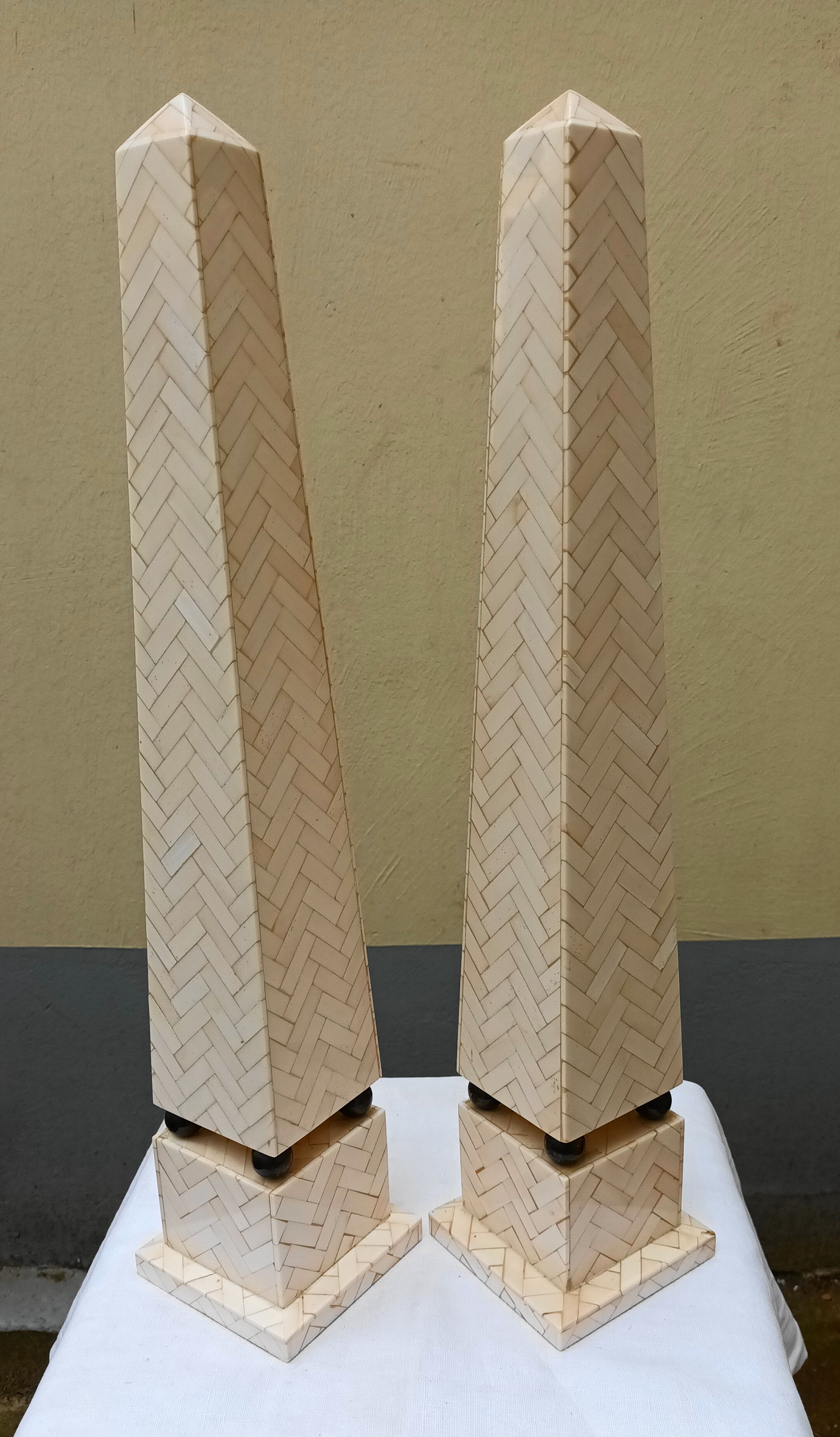 Pair of obelisk in bone marquetry, 70s