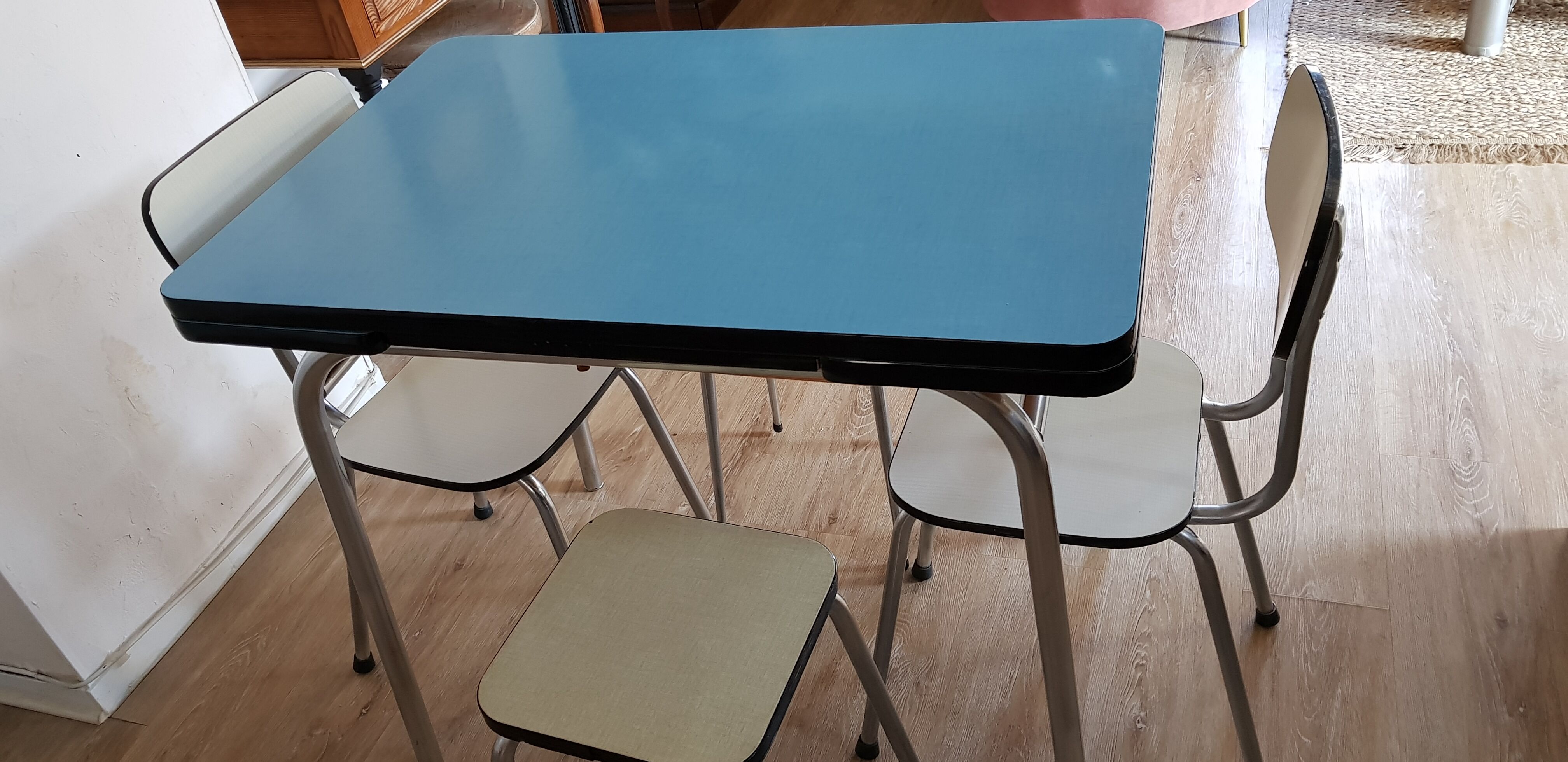 Formica extension table set, 2 chairs and 2 stools