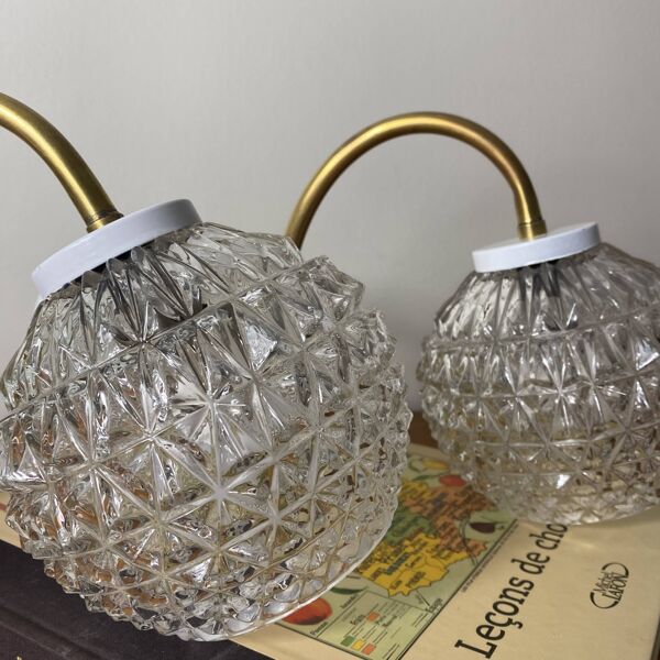 Grande paire d'appliques col de cygne en laiton, globe en verre transparent