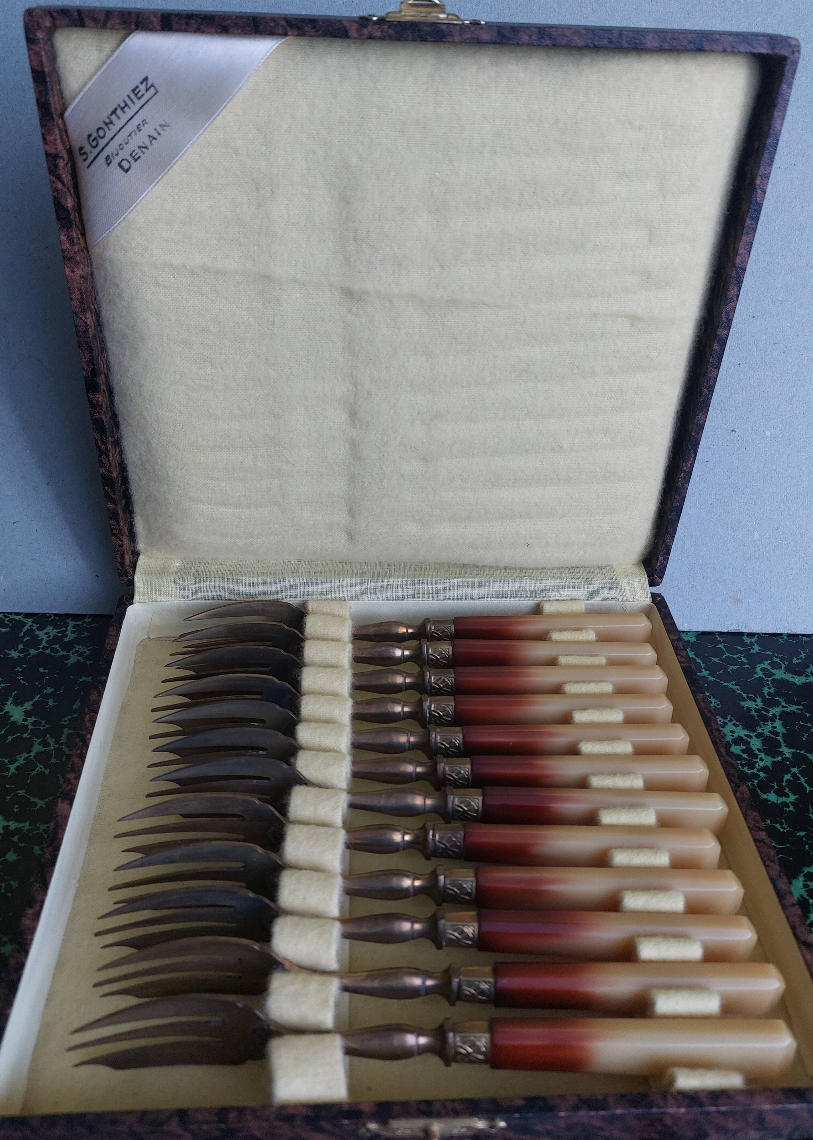 Set of dessert forks