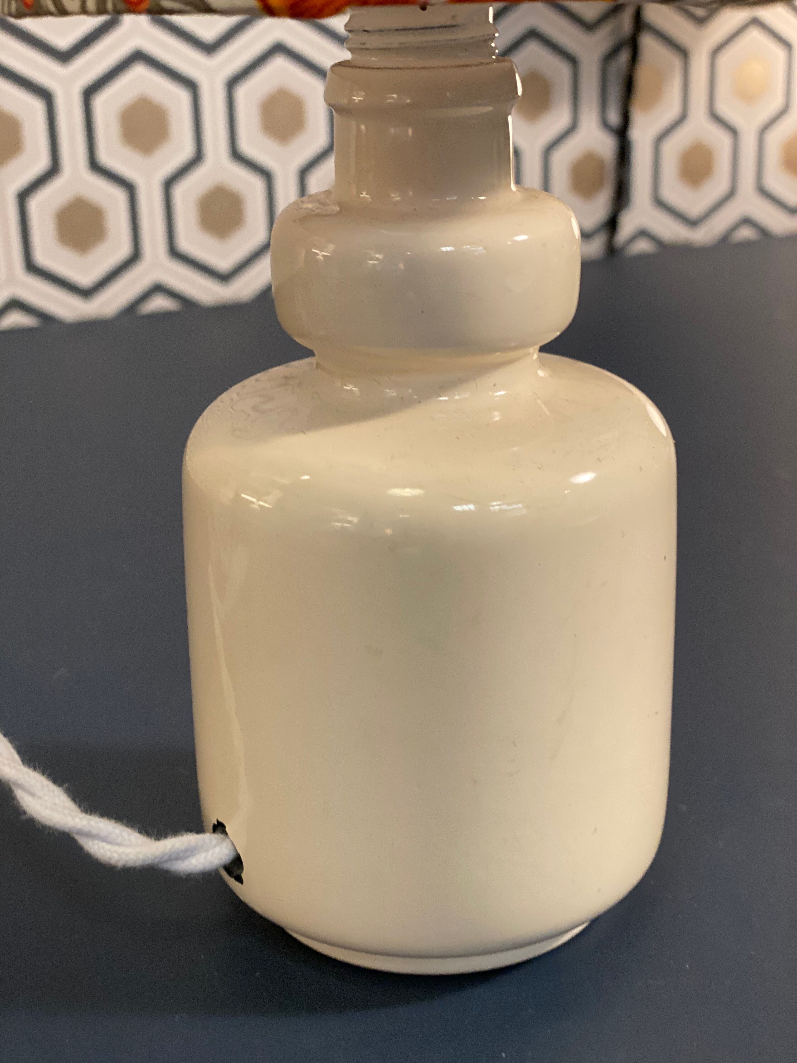 Small ceramic lamp to lay
