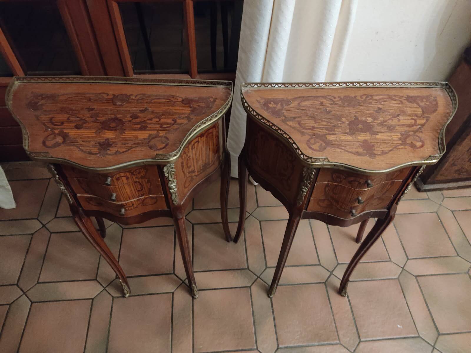 Paire de  tables de chevet  Louis XV