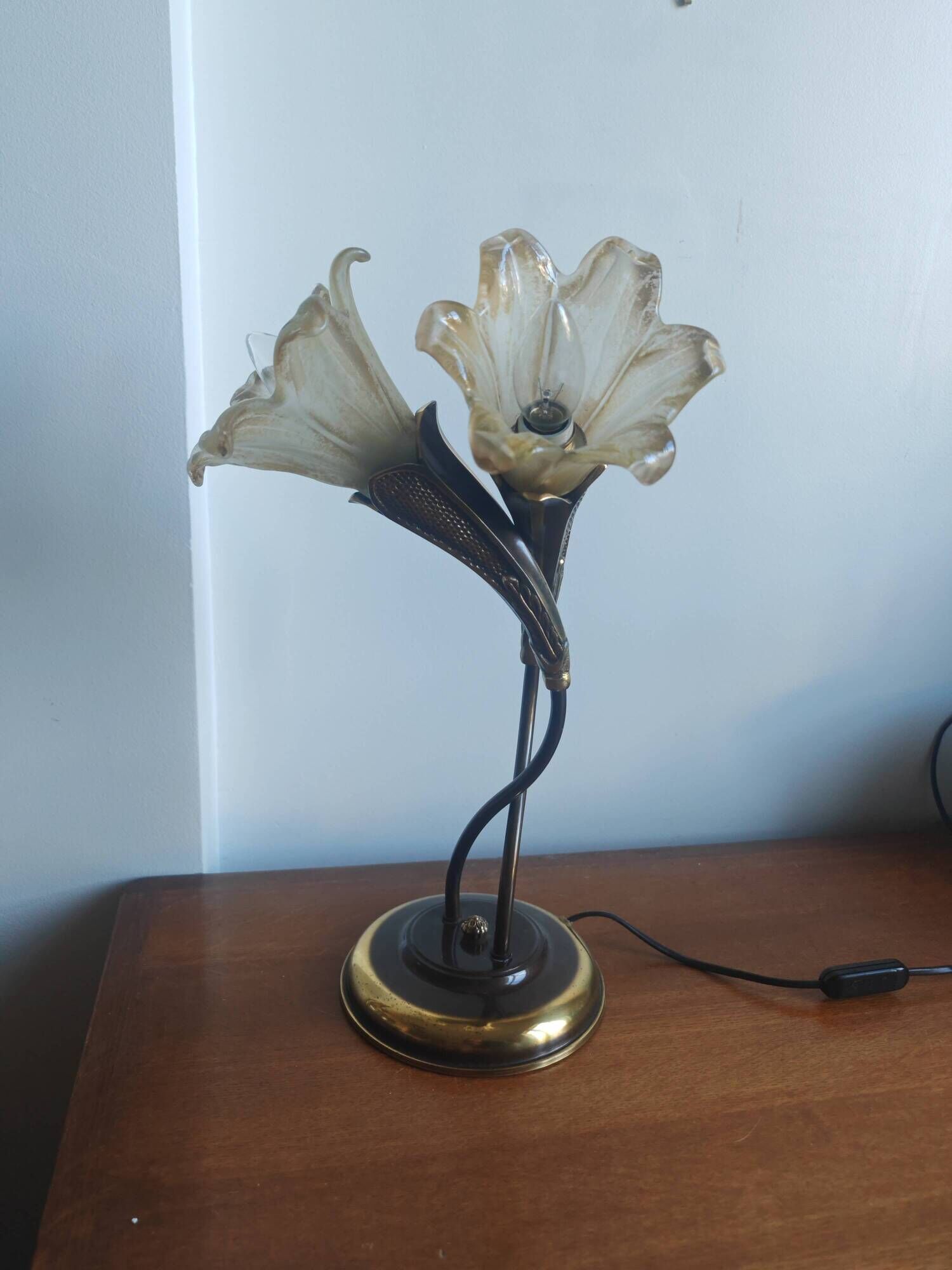 Double flower lamp Art Nouveau – Intertwined brass stems & art glass type