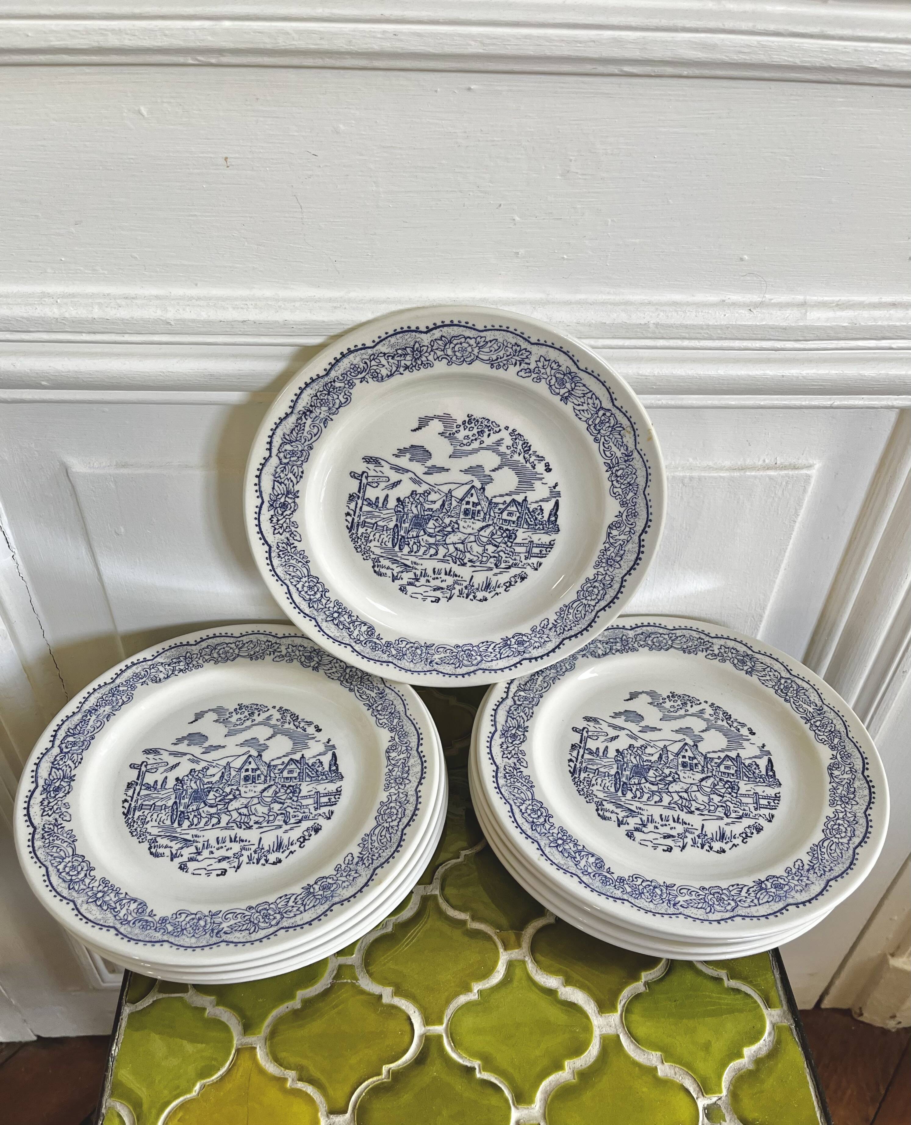 9 assiettes à dessert anglaises décor bleu calèche