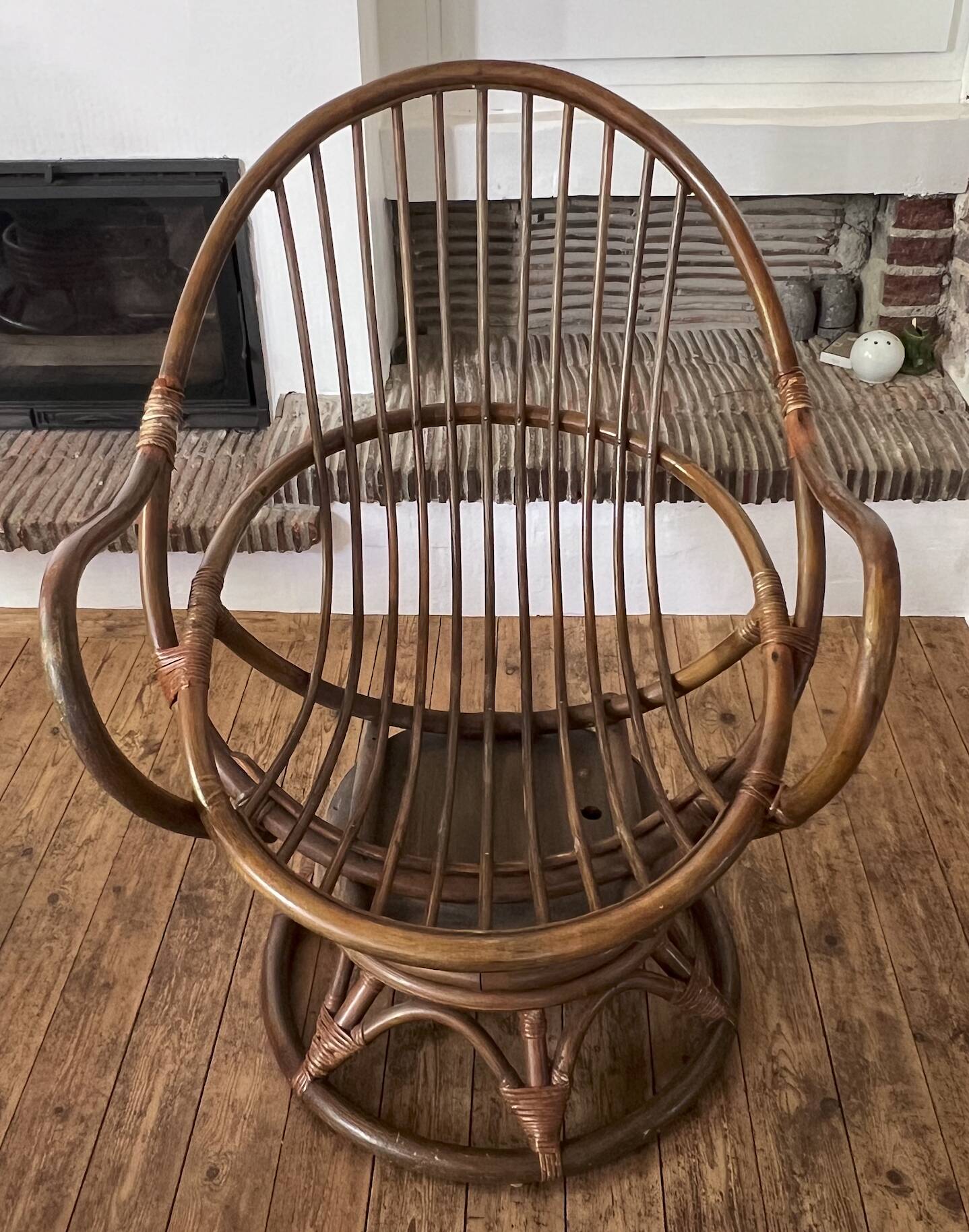 Pair of rotating rattan armchairs