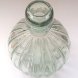 Carafe en verre strié