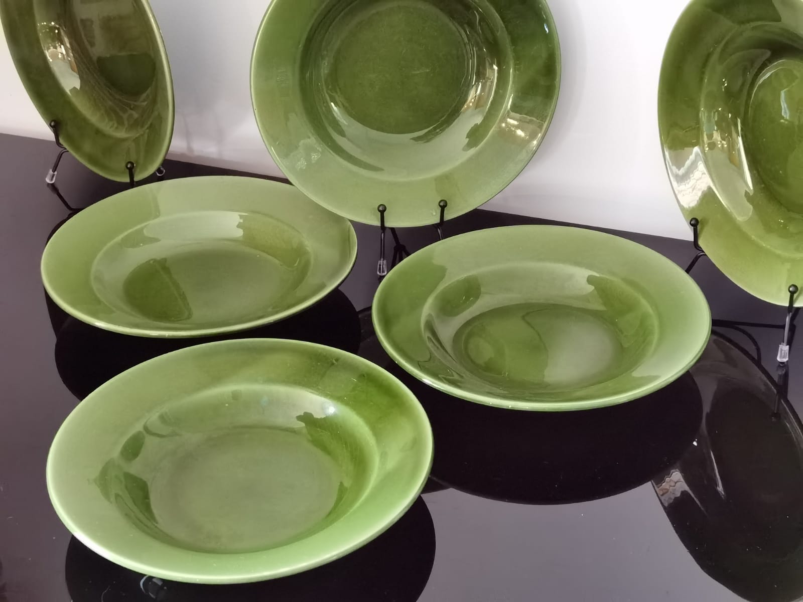 Hollow plates in glazed glazed ceramic green