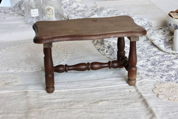 Petit tabouret ancien en bois tourné