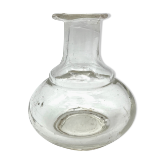 Vase en verre moulé transparent