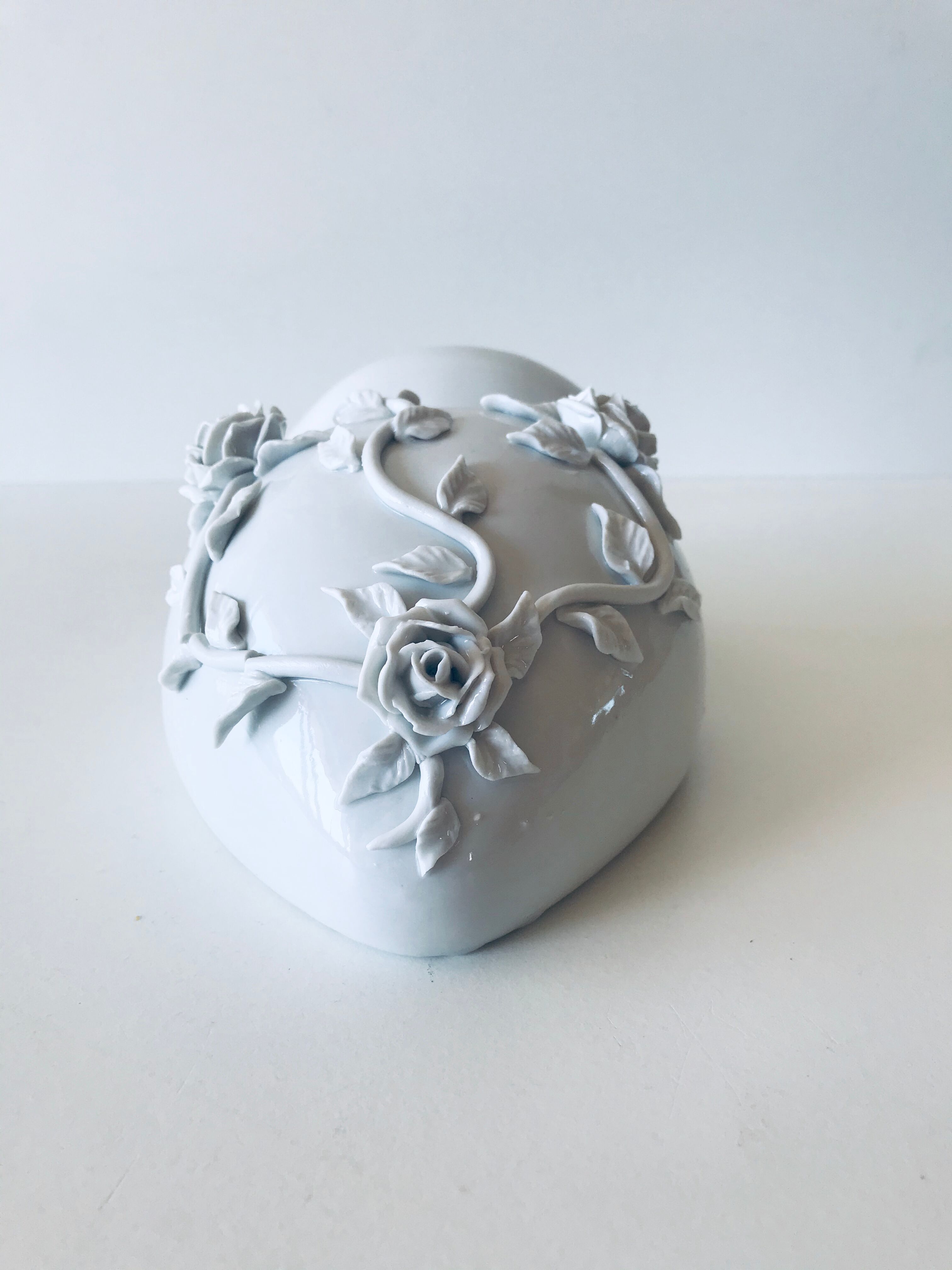 Ex-voto porcelain vase