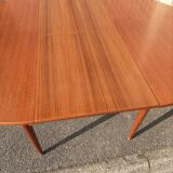 Scandinavian table with integrated extension