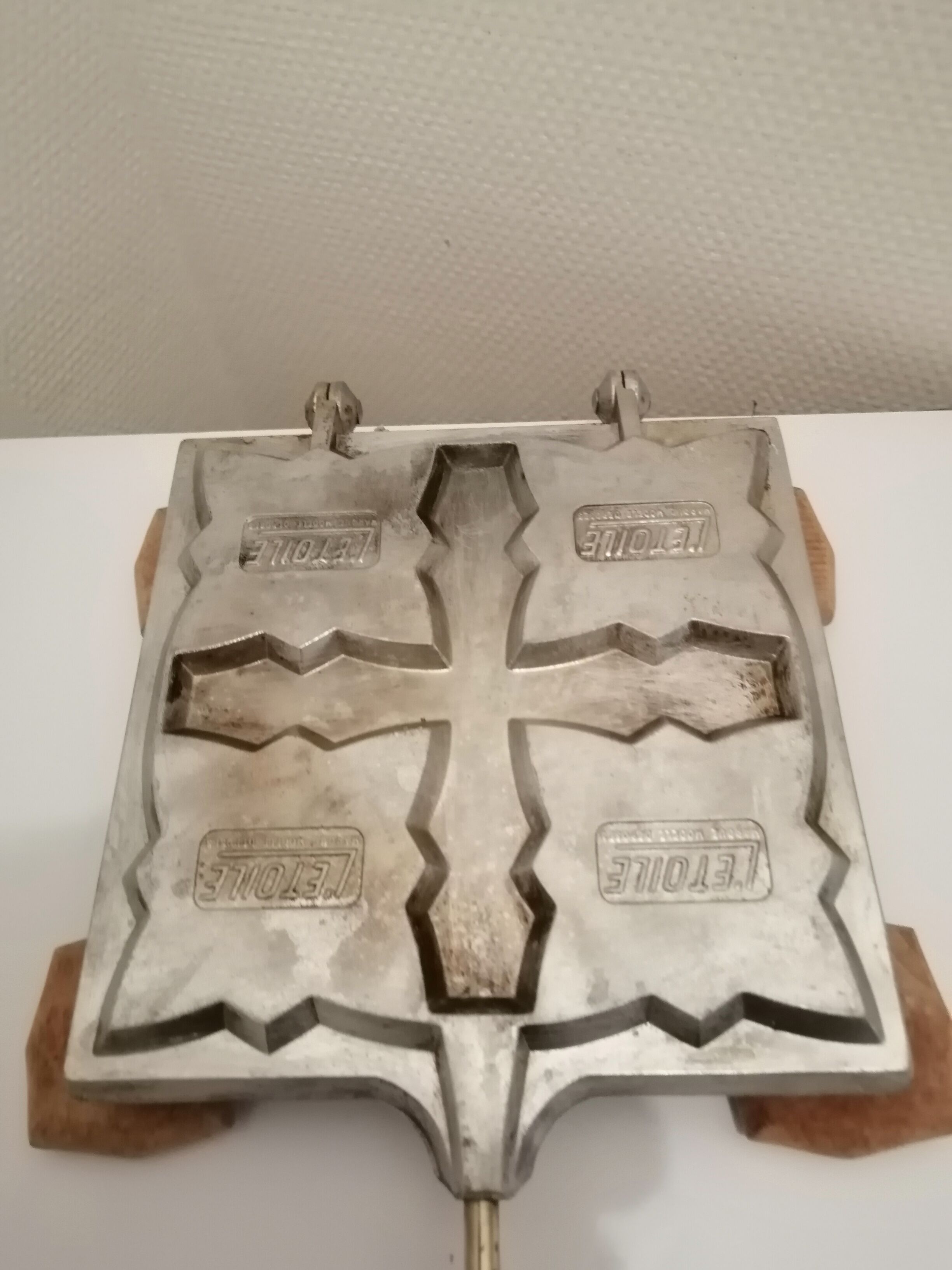 Vintage aluminum croque-monsieurs apparatus