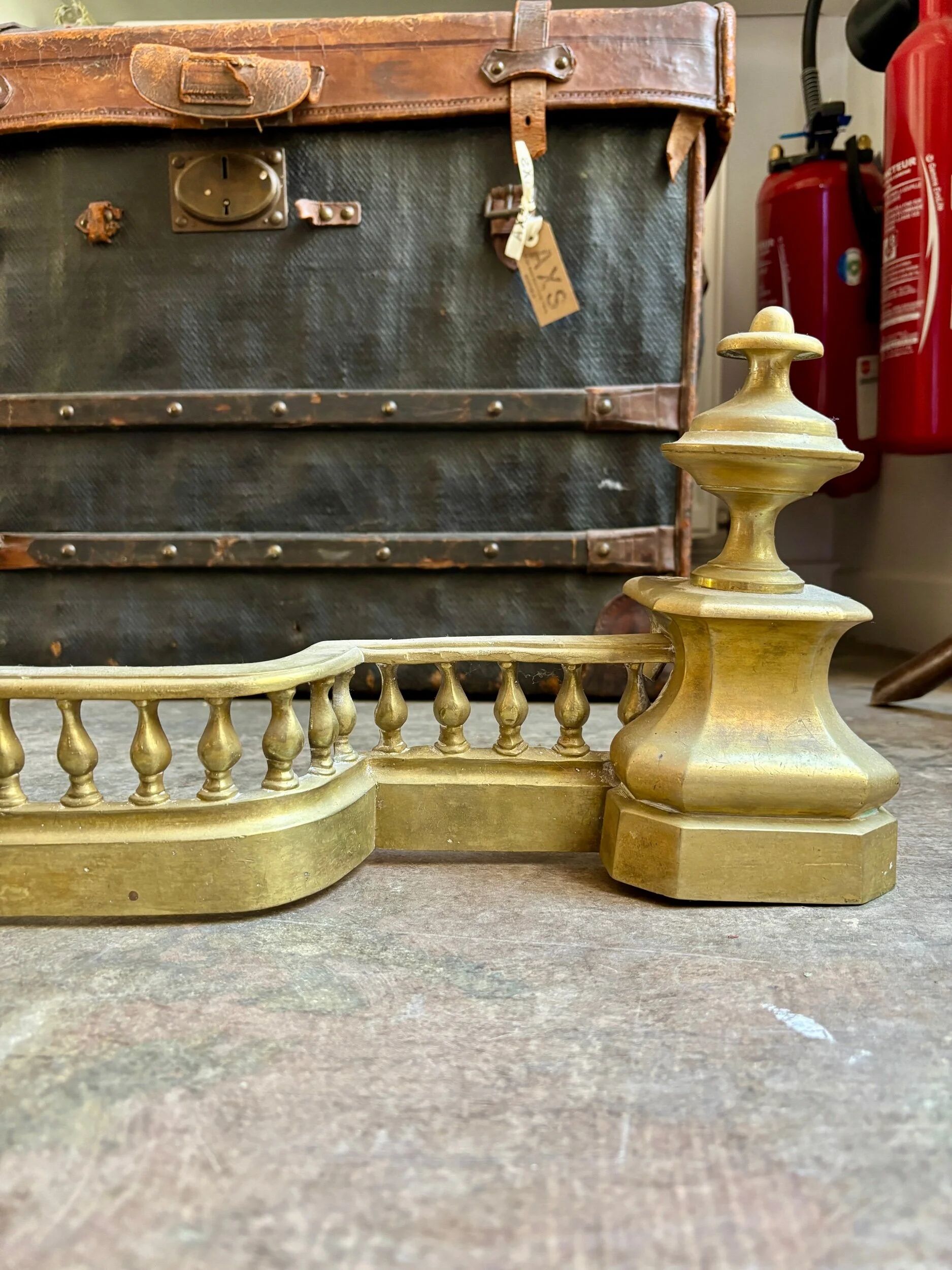 Fireplace fender in gilded bronze