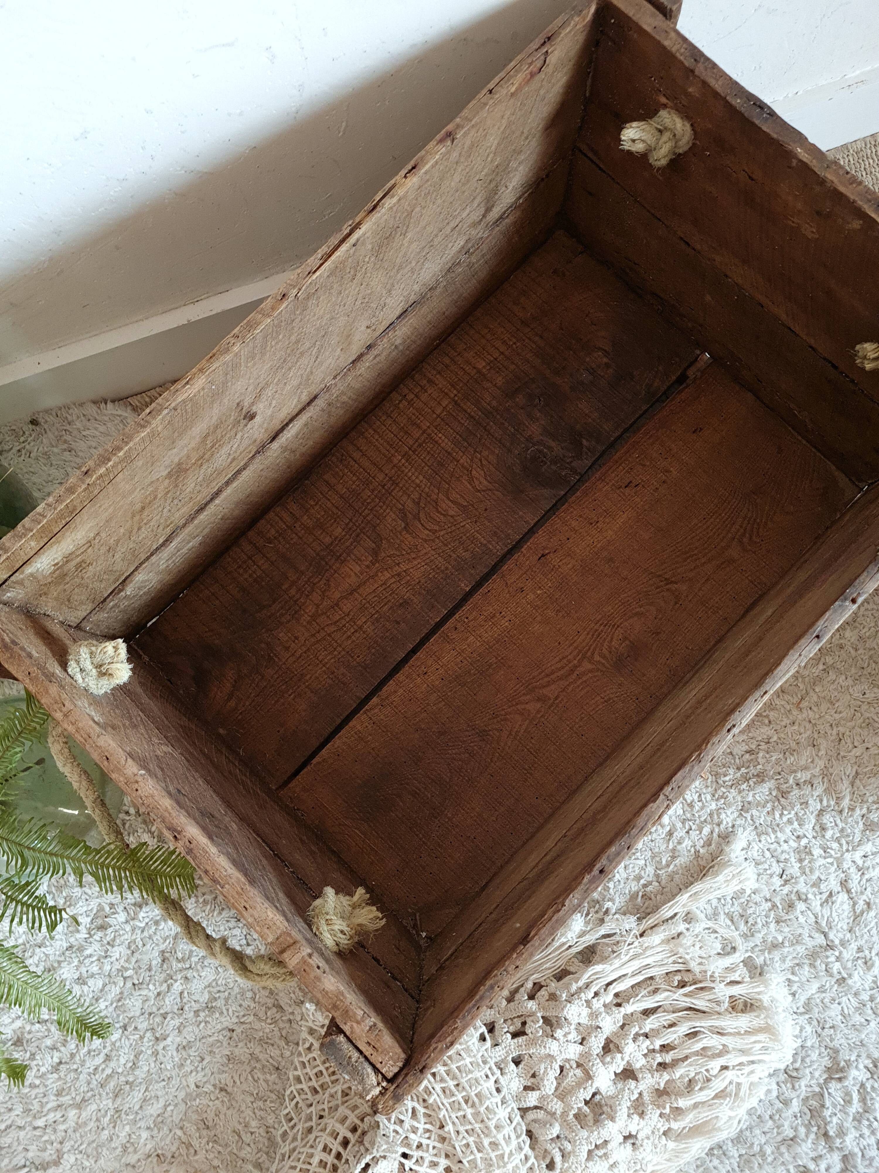 Old wooden box screen-printed Chocolate Menier