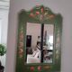 Miroir ancien en bois peint à la main polychrome vert forêt et roses rouges orangées