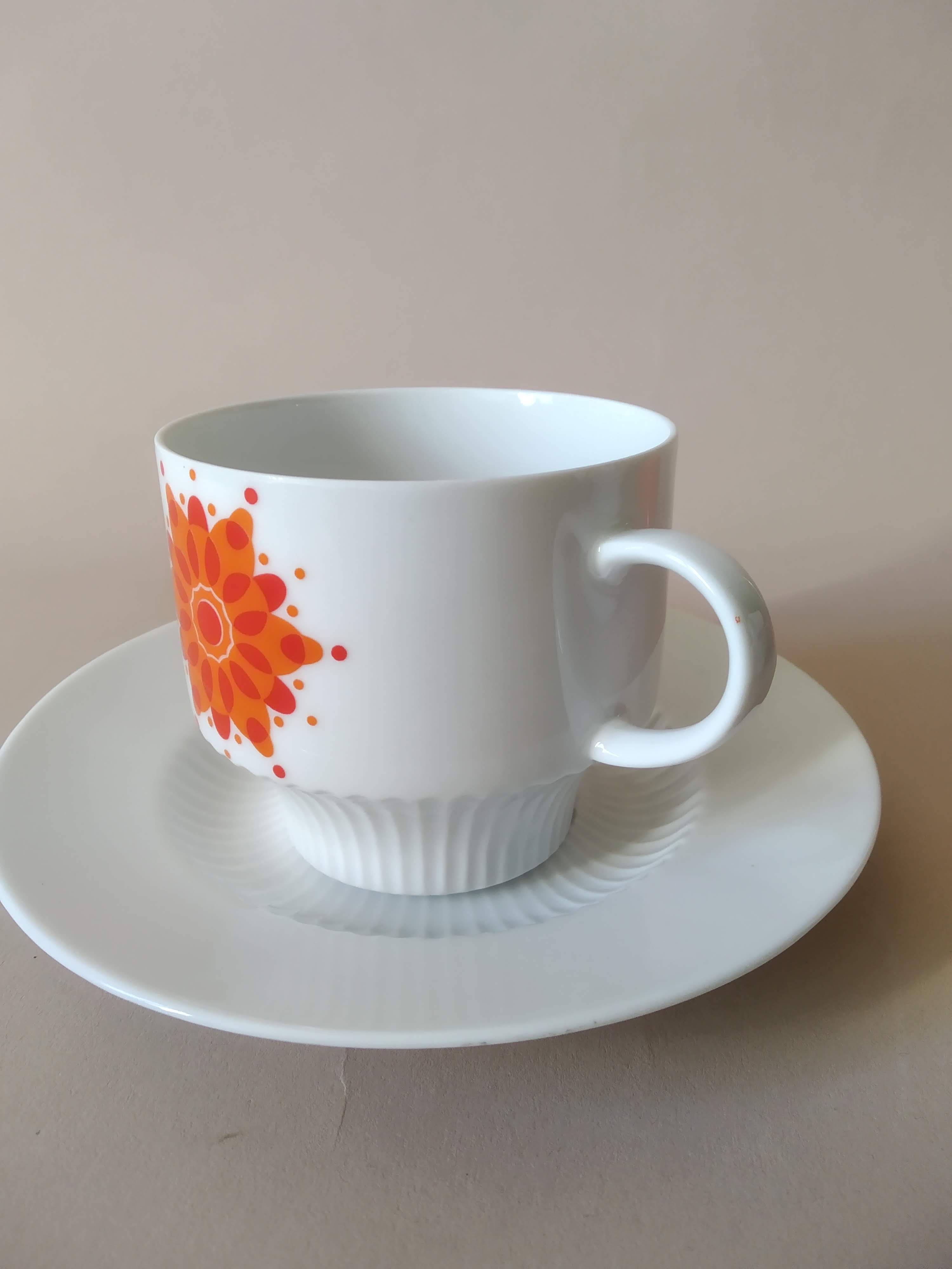 Lot 12 tasses à café et pot à lait en porcelaine Ak Kaiser années 70